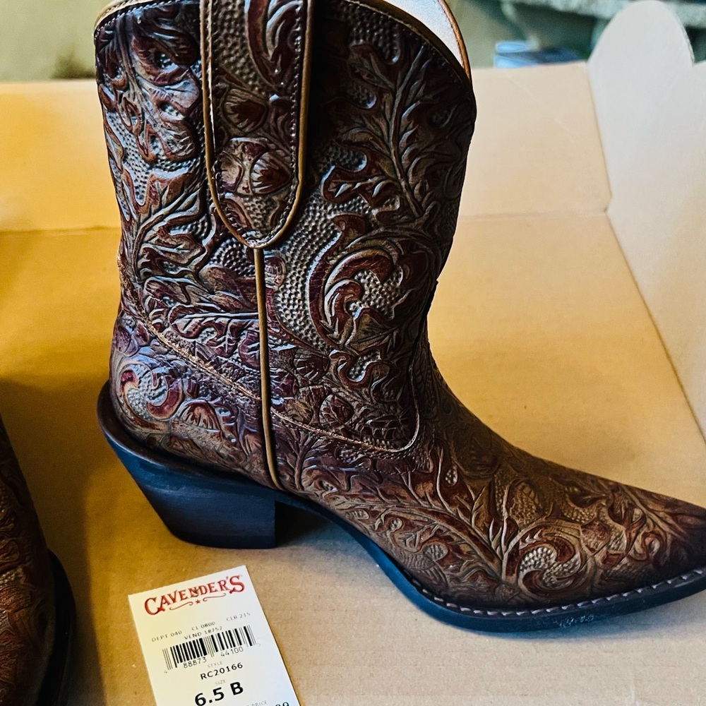 CAVENDER’ BROWN TOOLED SNIP TOE ANKLE BOOTIES size 6.5M (fits like 6M) - Picture 2 of 4